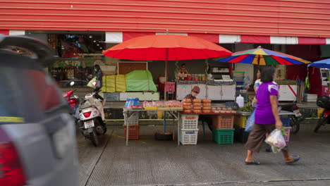 Puesto-Típico-Asiático-De-Comida-Callejera-En-El-Mercado-De-Agricultores