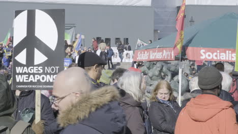 Párese-Entre-Los-Manifestantes-De-Detener-La-Guerra-Y-Los-Partidarios-Pro-Ucranianos-En-Trafalgar-Square,-En-El-Centro-De-Londres-El-25-De-Febrero-De-2023