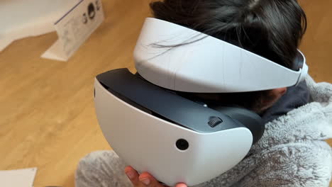 Ein-Junge,-Der-Das-Sony-PS5-VR2-Virtual-Reality-Headset-Auspackt-Und-Aufstellt