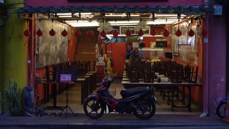 Los-Trabajadores-Instalan-La-Cafetería-Y-Preparan-La-Comida-En-Malaca,-Malasia