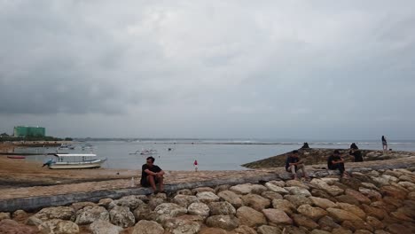 Muelle-En-Sanur-Beach-Bali-Indonesia,-Gente-Sentada,-Barcos-Atracados,-Mar-Balinés,-Indonesia,-Destino-De-Viaje-Del-Sudeste-Asiático