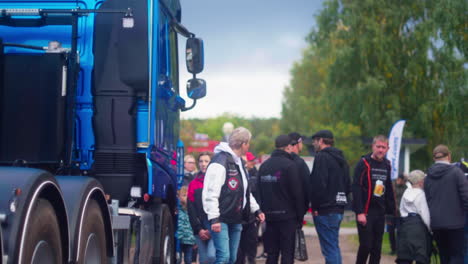 People-wondering-around-at-a-truckmeet