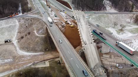 Puentes-De-La-Autopista-A1-Con-El-Del-Medio-Colapsado-En-Kaunas,-Vista-De-órbita-Aérea