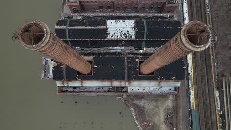 Una-Vista-Aérea-De-La-Central-Eléctrica-Abandonada-De-Glenwood-En-Yonkers