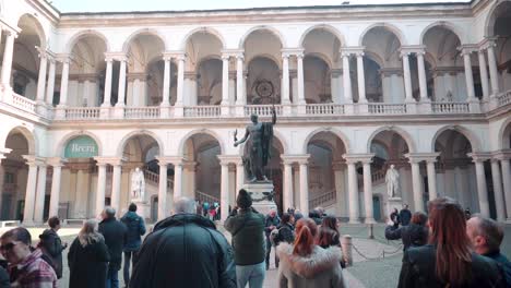 La-Gente-Los-Turistas-Visitan-La-Pinacoteca-De-Milan,-Lugar-De-Encuentro-Cultural-Del-Complejo-Teatral-Historico-En-El-Barrio-De-Brera