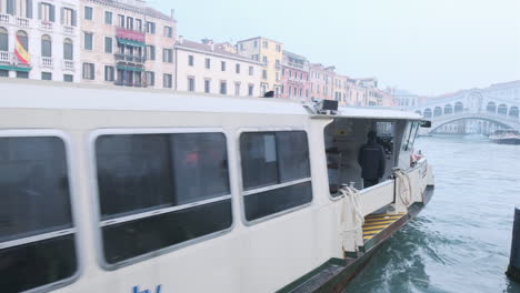 Venecia-Actv-Barco-Saliendo-De-La-Parada-Se-Dirigió-Hacia-El-Puente-De-Rialto