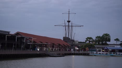 Blick-Auf-Den-Steg-Und-Das-Schifffahrtsmuseum-In-Malakka,-Malaysia