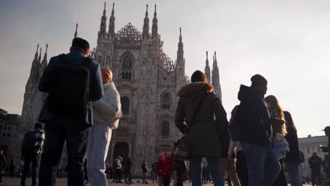 Frontalansicht-Des-Duomo-Milano-In-Mailand-Mit-Menschen,-Die-Auf-Einem-Offenen-Platz-Gehen,-Kamerabewegung,-Blick-Auf-Die-Innenstadt-Einer-Italienischen-Stadt-Mit-Touristen