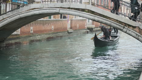 Góndola-Veneciana-En-Reparación-Pasando-Por-Debajo-De-Un-Puente