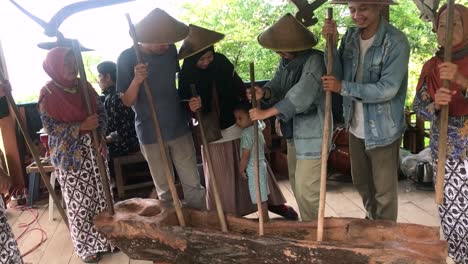 El-Arte-De-Los-&quot;hoyuelos-De-Gejog&quot;-Es-Un-Arte-Musical-Que-Toca-Un-Instrumento-Musical-En-Forma-De-Un-Objeto-Hueco-De-Madera-Que-Se-Asemeja-A-Una-Canoa-Llamado-&quot;lesung&quot;,-Que-Generalmente-Se-Usa-Como-Un-Lugar-Para-Machacar-Arroz