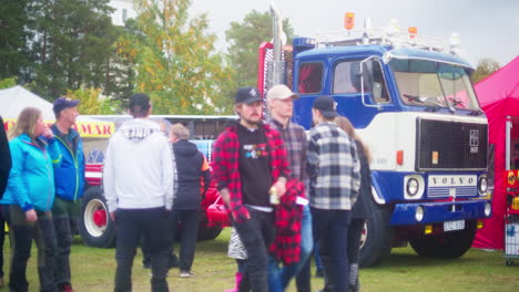 People-wondering-around-on-the-fairgrounds-at-a-car-show