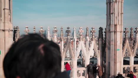 Turistas-En-El-Techo-De-La-Catedral-Del-Duomo-Milano-En-Milán