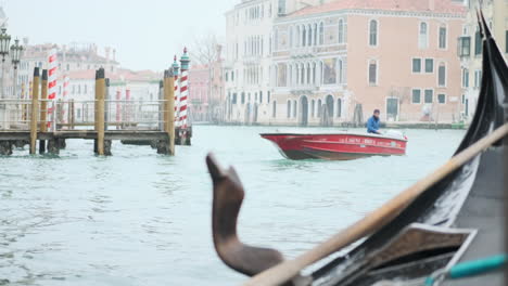 Blick-Auf-Die-Boote-Des-Canal-Grande-Von-Venedig-Aus-Einer-Gondel