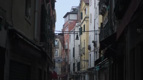 Glatte-Gimbal-Aufnahme-Durch-Die-Ruhigen,-Farbenfrohen-Straßen-Venedigs-Am-Frühen-Morgen