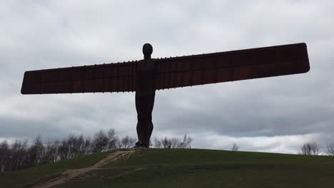 ángel-Del-Norte-Escultura-De-Antony-Gormly,-Uno-De-Los-Principales-íconos-De-Marcar-El-Norte-De-Inglaterra-Cerca-De-Newcastle-Upon-Tyne-Y-Se-Ha-Convertido-En-Un-Destino-Turístico