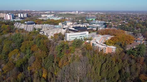 Sobrevuelo-De-La-Universidad-De-Toronto-Scarborough-Edificios-Y-Apartamentos-Para-Estudiantes-En-El-Campus