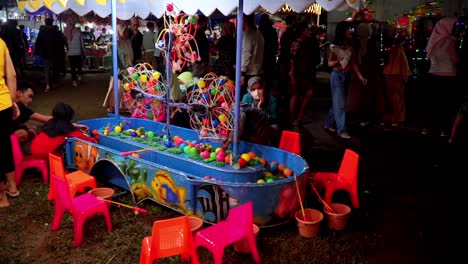 Los-Niños-Juegan-En-El-Mercado-Nocturno---Festival-Del-Mercado-Nocturno-Indonesio