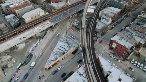 Statische-Drohnenaufnahme-Mit-Blick-Auf-Einen-Personenzug-Auf-Einer-Hochbahn-In-Chicago,-USA