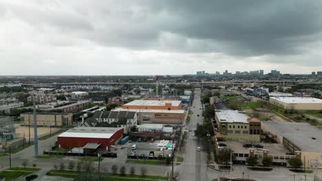 Vista-Aérea-Hacia-Un-área-De-Construcción-De-Un-Almacén-Suburbano-En-Cloudy-Houston,-Ee.uu.