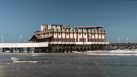 An-Einem-Sonnigen-Tag-Schlagen-Wellen-Auf-Den-Pier