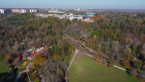 Campus-De-La-Universidad-De-Toronto-Scarborough,-Parques-Y-Campos-De-Deportes-De-Atletismo