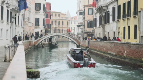 Pequeña-Lancha-A-Motor-Pasando-Por-Un-Pequeño-Canal-Veneciano