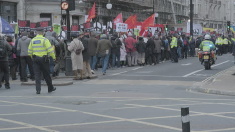 Polizeimotorrad-Begleitet-Demonstranten-Gegen-Den-Krieg-In-Der-Ukraine-Und-Die-Russische-Invasion-Im-Zentrum-Von-London,-Nein-Zum-Krieg,-Nein-Zur-NATO