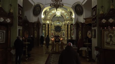 Los-Fieles-Se-Reúnen-Dentro-De-La-Catedral-De-Santa-Catalina-En-El-Centro-De-La-Ciudad-De-Kherson-Para-Los-Servicios-Religiosos-El-Domingo-Perdonado