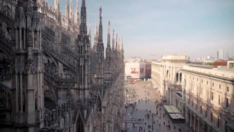 Vista-Desde-El-Techo-De-La-Catedral-Duomo-Milano-En-Milán-Con-Gente-Caminando-En-Una-Plaza-Abierta-Pequeña-En-La-Distancia,-Vista-Al-Centro-De-La-Ciudad-Italiana