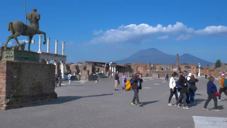 Ruinas-De-La-Ciudad-De-Pompey-Con-El-Monte-Vesubio-En-El-Fondo