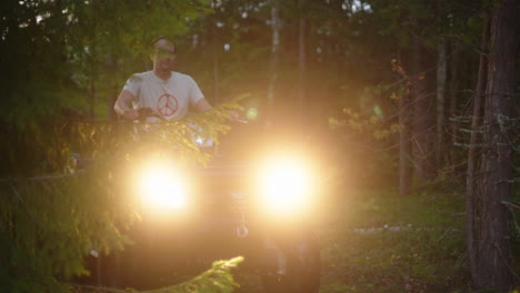 Hombre-Conduciendo-Un-Atv-Por-El-Bosque