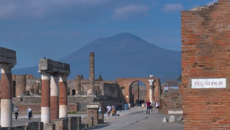 Ruinen-Der-Stadt-Pompeius-Mit-Dem-Vesuv-Im-Hintergrund,-Nähere-Aufnahme-Der-Ruinen