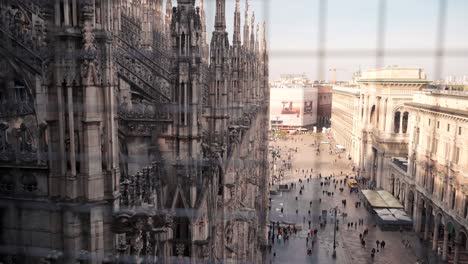 Vista-Desde-El-Techo-De-La-Catedral-Duomo-Milano-En-Milán-Con-Gente-Caminando-En-Una-Plaza-Abierta-Pequeña-En-La-Distancia,-Vista-Al-Centro-De-La-Ciudad-Italiana