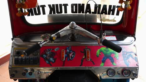 Das-Innere-Eines-Tuk-Tuk-Cockpits-In-Thailand-Mit-Einem-Marvel-Comic-Thema,-Zeitlupe