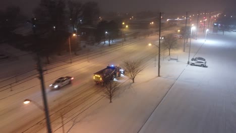 Camión-Arado-Calle-De-Toronto-Durante-Fuertes-Nevadas,-Vista-De-Seguimiento-De-Drones-Aéreos