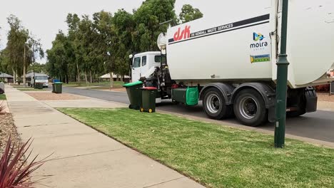 Yarrawonga,-Victoria,-Australien---17.-Februar-2023:-Hausmüllwagen-Leert-Die-Grünabfalltonne-In-Einer-Typischen-Vorstadtstraße-In-Australien