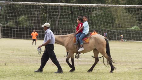 Niños-Montando-A-Caballo-En-El-Parque-La-Sabana-En-San-Jose-Costa-Rica