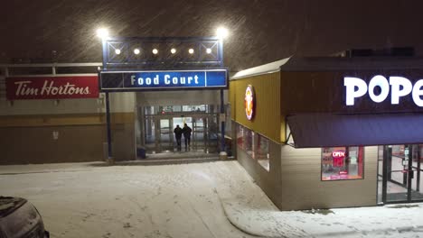 Patio-De-Comidas-De-Toronto-En-Invierno:-Fuertes-Nevadas-Y-Noche-En-Popeyes,-Tim-Hortons-Y-Mcdonald&#39;s