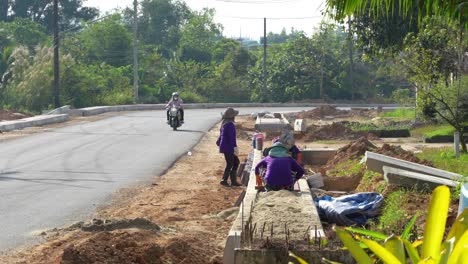 Burmesische-Migrantinnen-Arbeiten-An-Einem-Straßenbauprojekt-In-Thailand,-Zeitlupe