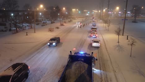 Las-Imágenes-Aéreas-Capturan-El-Quitanieves-Mientras-Quita-La-Nieve-De-Manera-Eficiente-En-Un-Atasco-De-Tráfico-Durante-Un-Semáforo-En-Rojo,-Lo-Que-Hace-Que-El-Transporte-En-Invierno-Sea-Más-Eficiente-Y-Seguro.