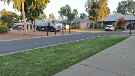 Yarrawonga,-Victoria,-Australia---24-De-Febrero-De-2023:-Camión-De-Basura-Dando-La-Vuelta-A-Una-Esquina-Cerrada-En-Una-Tranquila-Calle-Suburbana-En-Australia