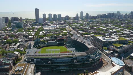 Asombrosa-Vista-Aérea-Sobre-El-Campo-Wrigley,-Hogar-Del-Equipo-De-Béisbol-De-Los-Cachorros-De-Chicago