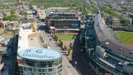 Vista-Aérea-De-Gallagher-Way-En-Wrigley-Field-En-Un-Hermoso-Día-De-Verano