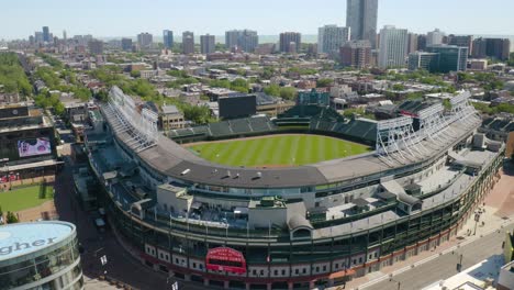 El-Dron-Vuela-Sobre-El-Icónico-Campo-Wrigley-Y-La-Marquesina-Roja-El-Día-De-Verano