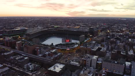 Wunderschöne-Luftaufnahme-über-Dem-Wrigley-Field-Bei-Sonnenuntergang,-Winter