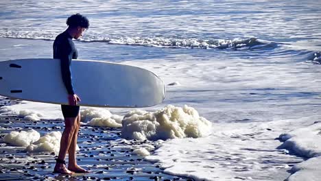 Después-De-Grandes-Tormentas-De-Lluvia-En-San-Diego,-Las-Playas-Se-Contaminaron-Debido-Al-Drenaje-Del-Agua-En-El-Océano