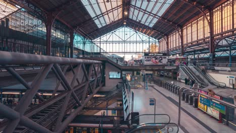 Metro-Principe-Pio-Y-Estación-De-Tren-En-Madrid-Durante-La-Hora-Punta-Timelapse