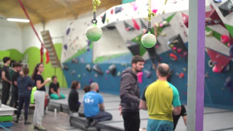 Murcia-España---27-De-Febrero-De-2023:-Grupo-De-Deportistas-Y-Deportistas-En-Rockodrome-Escalando-En-Paredes-Interiores-De-Forma-Segura-Y-Esperando-Turnos