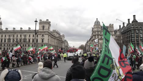 27-De-Febrero-De-2023:-El-Tráfico-Está-Parcialmente-Bloqueado-En-La-Plaza-Del-Parlamento-Por-Iraníes-Británicos-Que-Protestan-Por-El-Cambio-De-Régimen-Y-Los-Derechos-De-Las-Mujeres-En-Irán