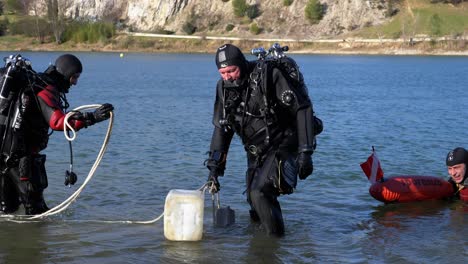 3-Taucher,-Ausgestattet-Mit-Ihrer-Sauerstoffflasche,-Kommen-In-Südfrankreich-Aus-Dem-Wasser